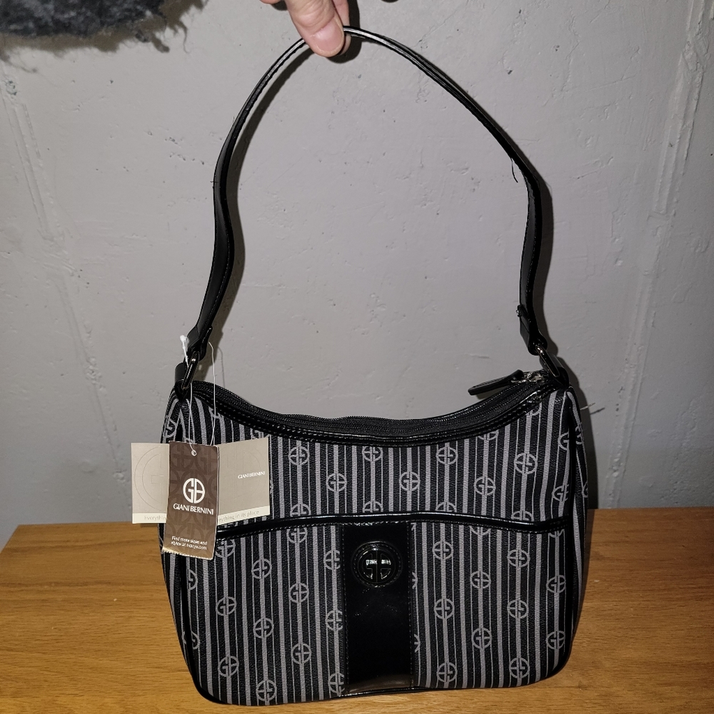 *NWT  Giani Bernini Shoulder Bag ~ Black & white logo design